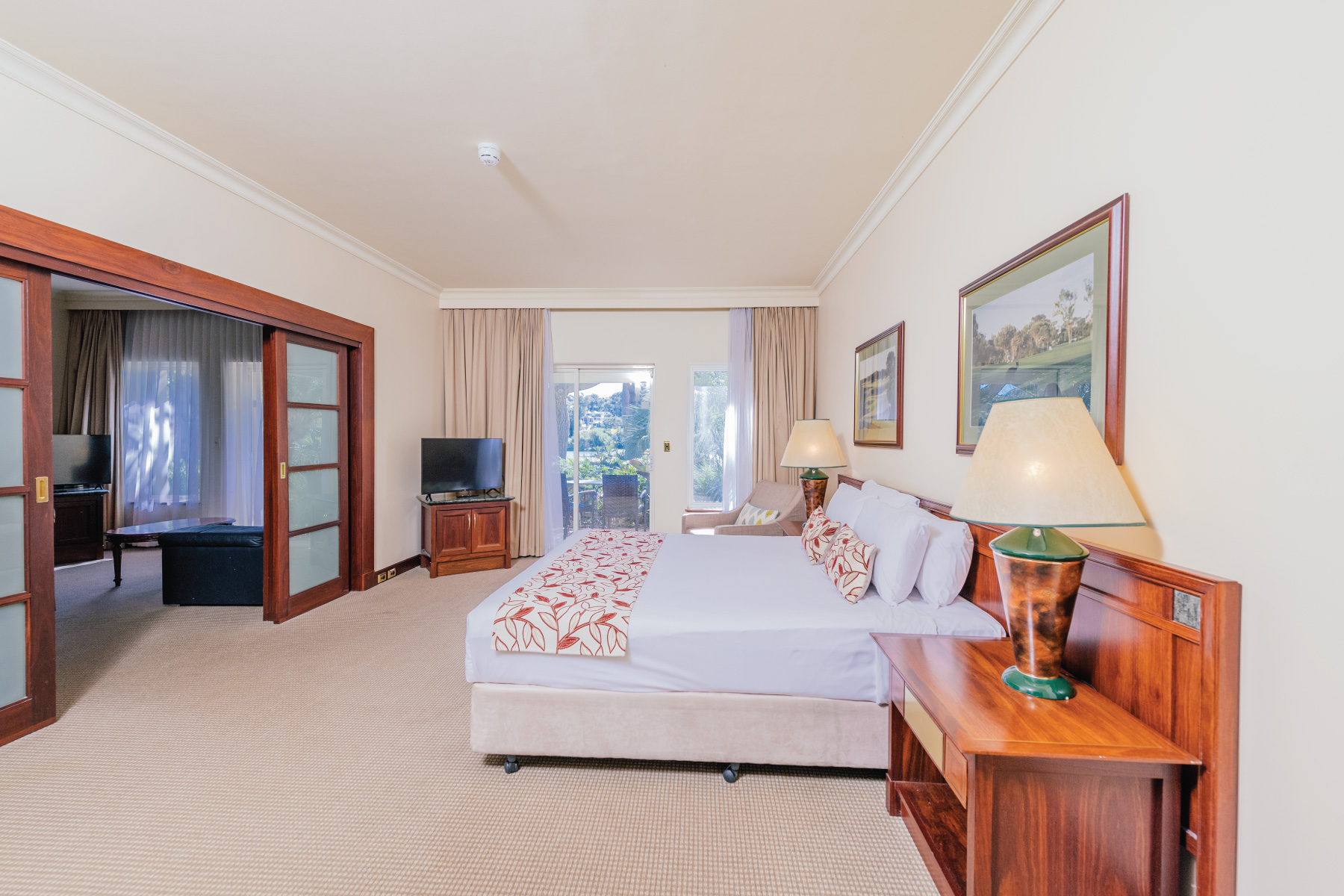 Joondalup-Resort-Accommodation-King-Suite-01-L