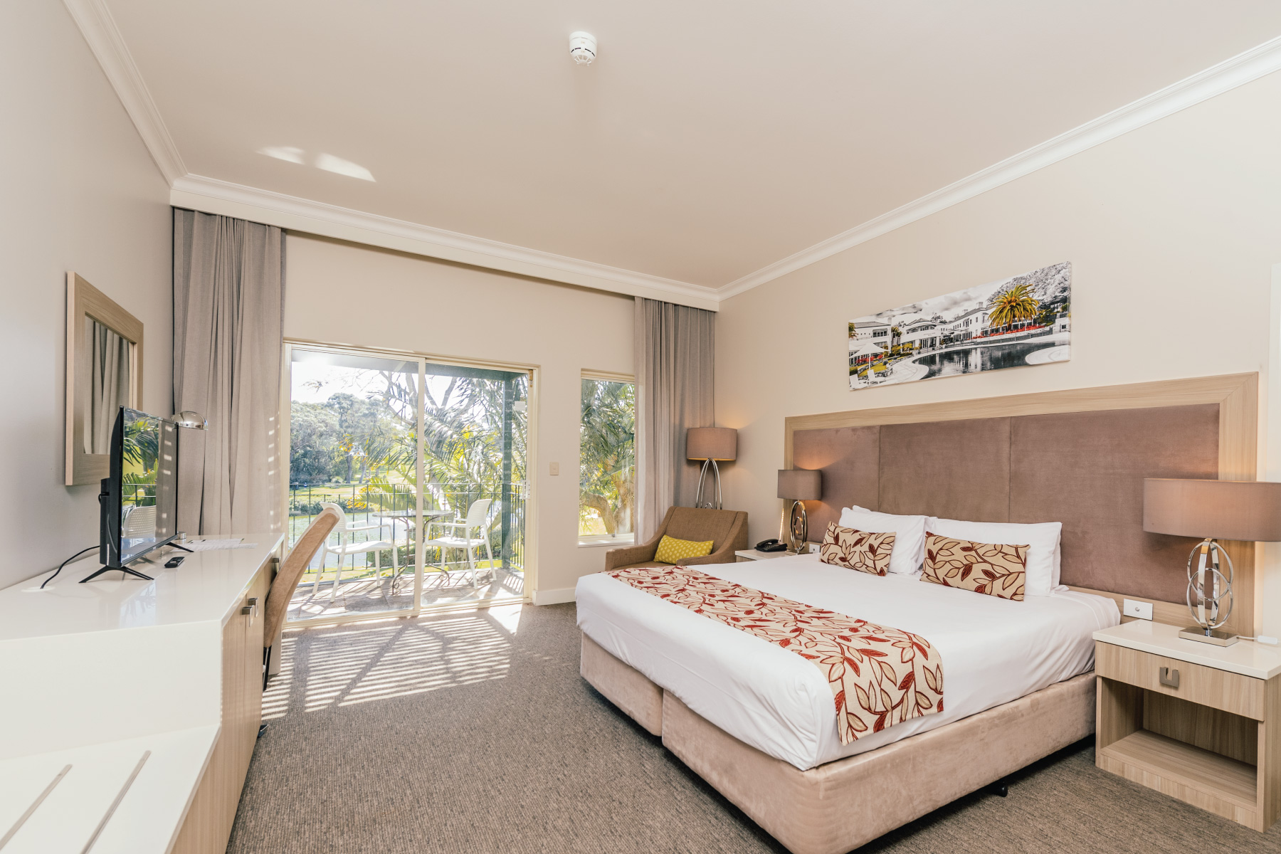 Joondalup-Resort-Accommodation-Lake-View-King-01-L