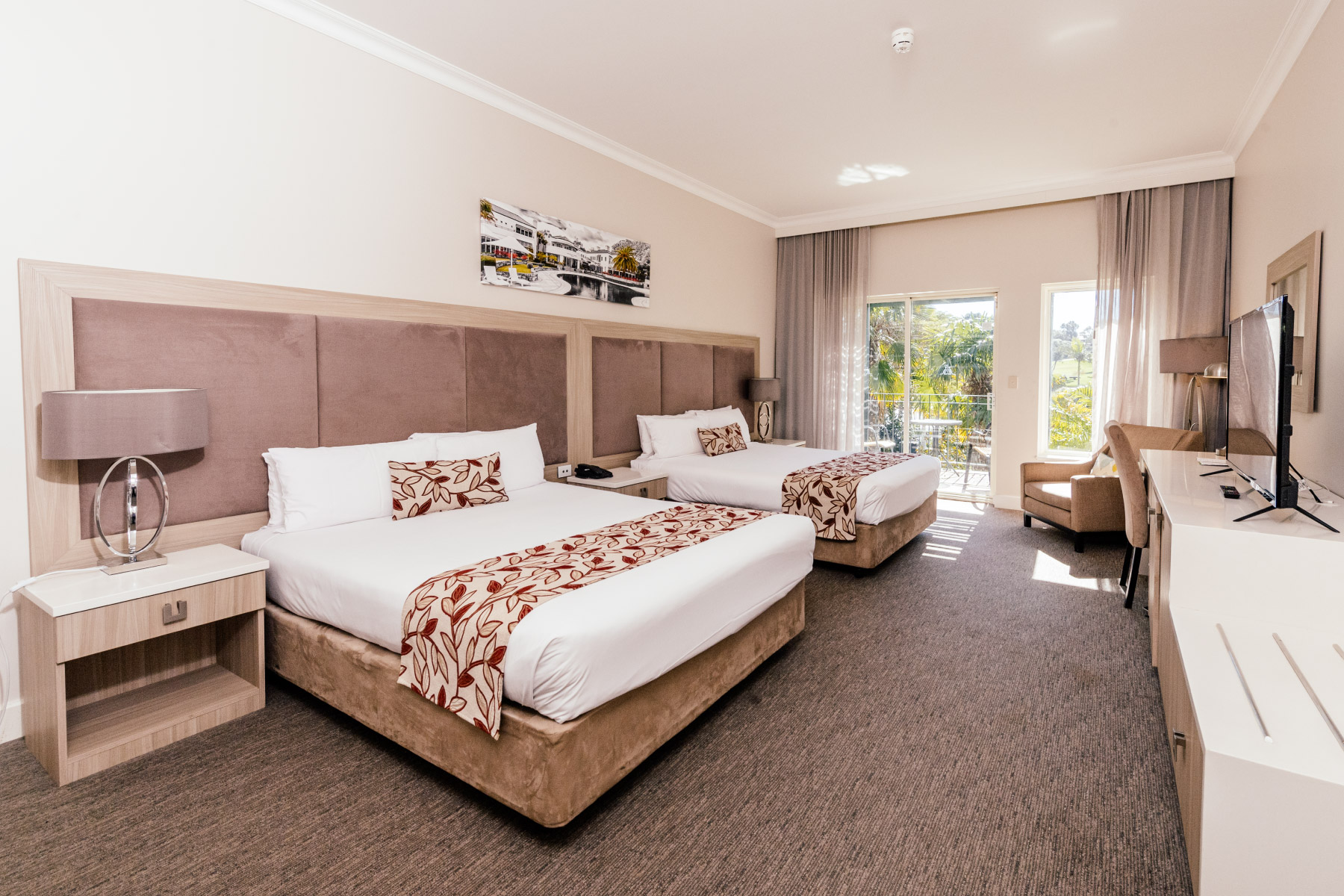 Joondalup-Resort-Accommodation-Lake-View-Twin-01-L
