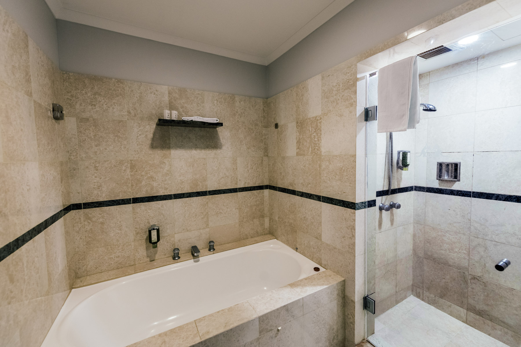 Suite Accommodation: King & Twin Suites | Joondalup Resort